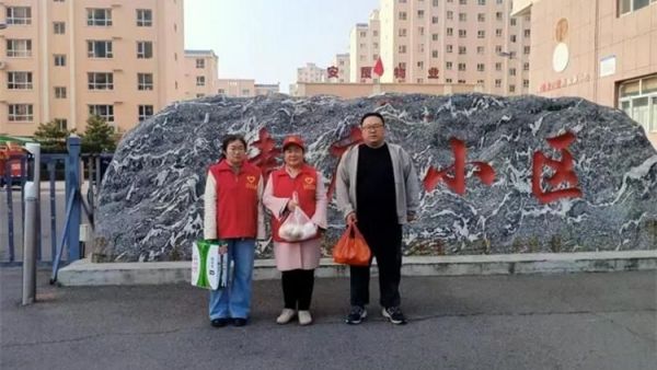 红色志愿行温情暖人心 忻州市志愿者冯丽与常俊丽携手龙岗社区工作人员一同来到健康小区看望71岁的五保户孙文晋老人为老人理发送去了水果纯牛奶馒头等慰问品