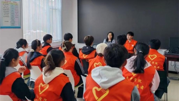 晋中新青年高校志愿者联合服务中心组织晋中学院、山西能源学院开展怡然见晋中.青春志愿行学雷锋走进社区志愿服务活动