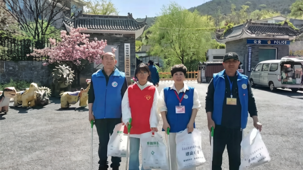 环保登山爱我家园----长治市小雨点公益志愿者协会志愿者来到老顶山森林公园进行环保登山爱我家园活动在景区内捡垃圾保护环境