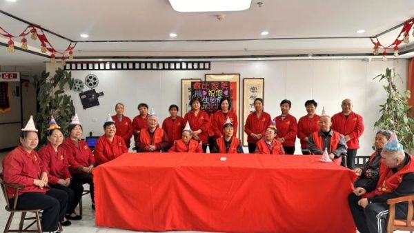 温情四月寿星齐聚----太原市杏花岭区比家美慈爱养护院把爱与暖藏进了时光里为寿星们准备好了精致的生日蛋糕愿长辈们福寿安康岁岁长安福寿绵绵无绝期