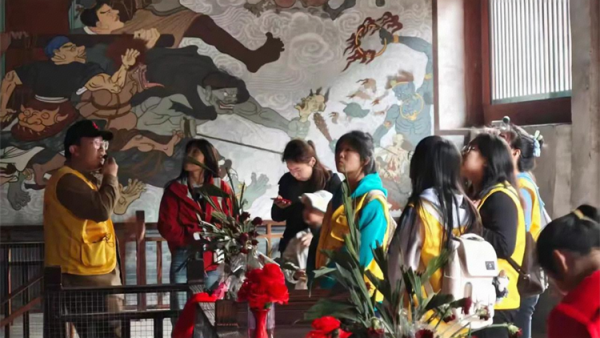 雨天里的文化守护----长治市文物保护服务中心的志愿者与长治学院的志愿者在长治城隍庙义务讲解活动侧记