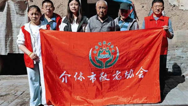 介休市敬老协会组织志愿者在张兰镇田堡村入户86岁特困王友庆老人家中为老人打扫室内外卫生刷洗锅碗瓢盆洗漱做饭包饺子