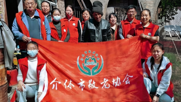 介休市敬老协会志愿者在张兰镇田堡村入户81岁特困马福文老人家中为老人打扫室内外卫生洗漱做饭包饺子