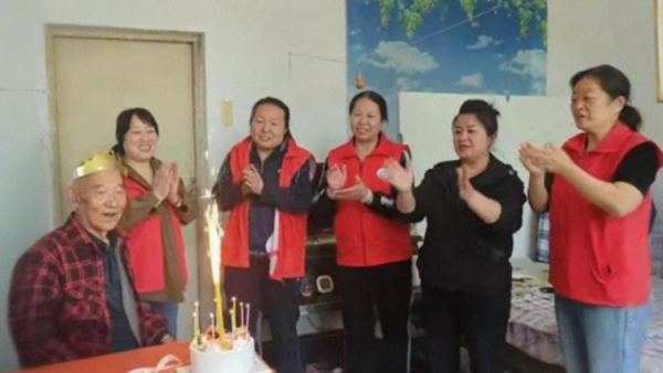 介休市敬老协会给宋古乡三道河村王士功老人过生日一份生日祝福一片赤诚爱心用温暖陪伴长者晚年