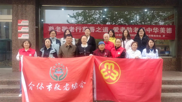 志愿服务进社区健康活动暖人心----介休市敬老协会组织志愿者2026年4月22日在介休市西南街道光明路社区为社区所有老人爱心理发义诊