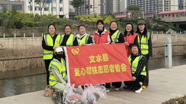 守护文峪河畔绿色家园----文水县爱心帮扶志愿者协会开展4.22世界地球日环保行动组织志愿者开展白色垃圾专项捡拾行动以实际行动守护文峪河畔生态环境