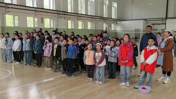 太原市龙城义工世界读书日主题活动在五台山石咀小学举办校园文化集市为孩子们捐赠图书