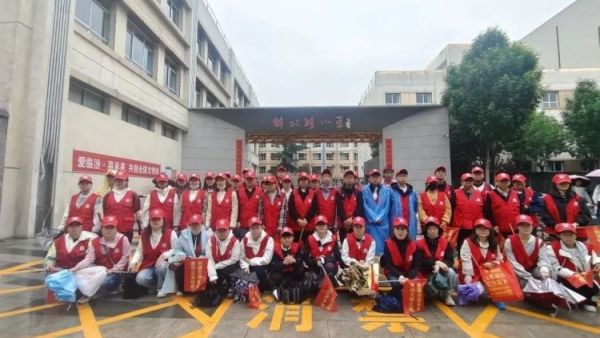 风雨坚守维护出行志愿暖心乐享尧都 假日临汾临汾市文明交通志愿者护交通保平安雨中街头闪烁着那片耀眼的志愿红
