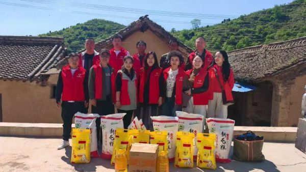 爱暖夕阳情系阳高----长治市圆梦公益协会的志愿者们奔赴山野深处平顺县阳高乡珩堂村温暖乡村里因病致贫步履艰难的独居老人