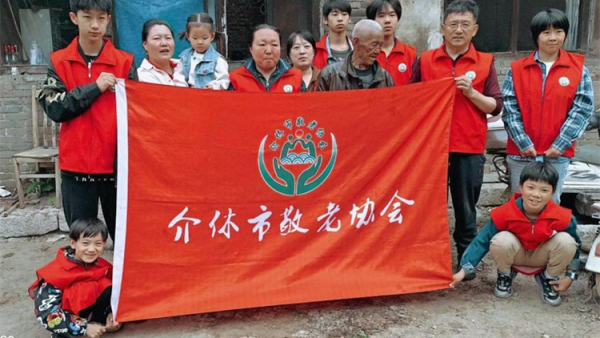 介休市敬老协会敬老活动走进洪山镇南两水村入户88岁特困任金明老人家为老人打扫室内外卫生做饭包饺子为老人送去夏季门帘一条