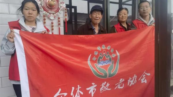 介休市敬老协会志愿者走进洪山镇三佳村入户80岁特困王东来老人家中为老人打扫室内外卫生做饭包饺子