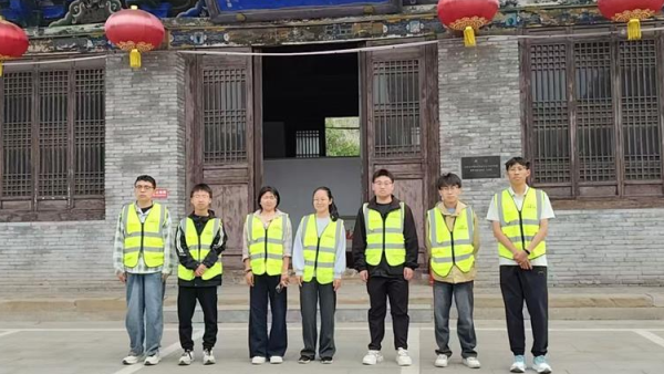 晋中市太谷区心连心志愿者协会携手区文旅部门在太谷古城景点值守志愿者们坚守岗位暖心护航出行景点讲解答疑秩序维护守护游玩井然有序