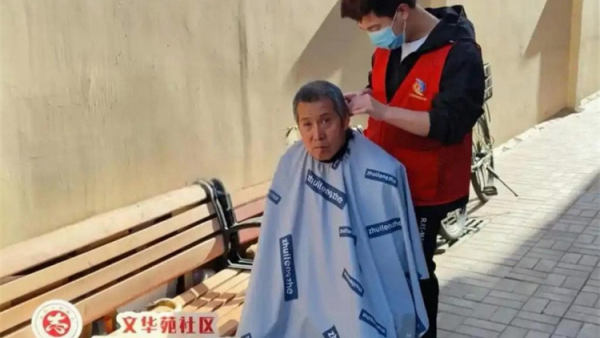 五四青春献爱心便民义剪暖人心 太原市小店区平阳路街道文华苑社区新时代文明实践站携手剪咖理发店共同开展爱心上门义剪志愿服务活动