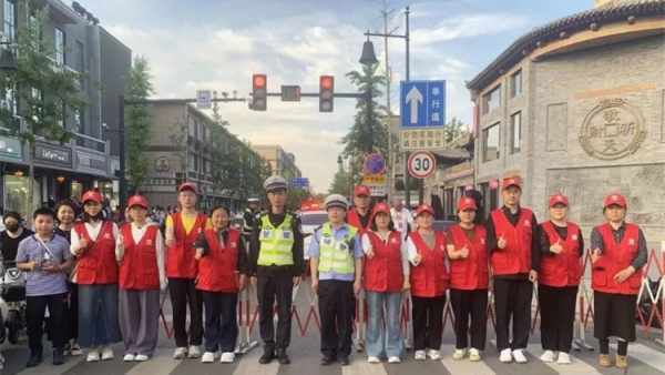 助力文旅盛会守护文明出行----临汾市文明交通志愿者协会在五天假期里共出动志愿者160名总服务时长达1074小时全力保障活动期间道路安全畅通秩序井然