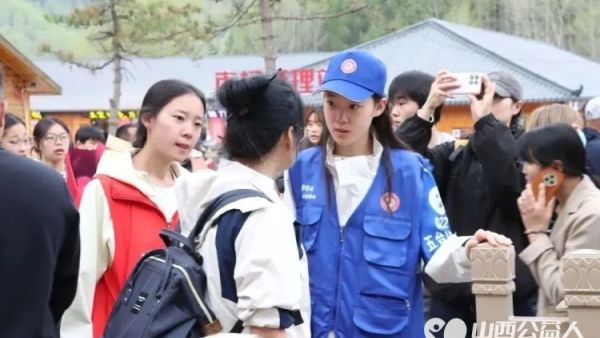 五一假期五台山处处涌动暖心志愿红----来自太原学院的78名身着红马甲的志愿者在五台山景区化解游客各种难题用点滴善举传递山间温情成为这个五一假期最动人的风景线