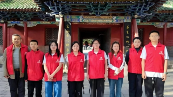 长治义工协会组织志愿者五一假期在城隍庙开展游客引导秩序维护便民服务及协助观音堂志愿服务工作助力景区平稳有序运行