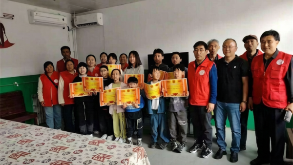 情暖敬老院童心践善行----长治市善泽留守困境儿童救助协会五一劳动节走进潞城区小天贡敬老院开展情暖敬老院公益活动搭建童心与夕阳的暖心桥梁践行公益初心