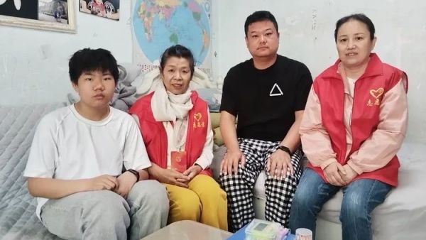 家庭领读志愿者关爱读书好风尚 万柏林区爱心妈妈郭芳林到荔竹社区与社区干部网格员带着家庭关爱阅读包走向困难儿童李航宇的家 用阅读传递母爱以领读播撒星光