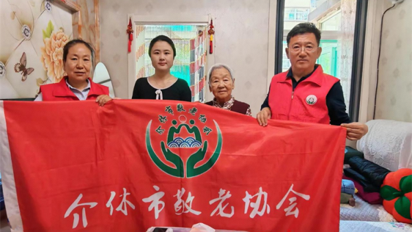 母亲节送关怀温情慰问暖人心----5月9日介休市敬老协会志愿者走进义棠镇义棠村83岁李改香老人家中送上节日的祝福祝老人母亲节快乐身体健康万事如意