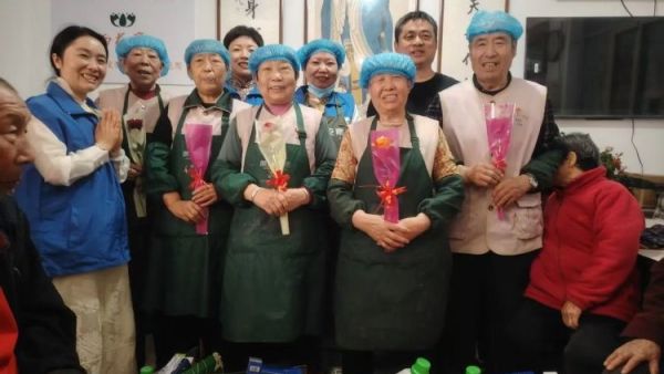 善暖雨花孝爱同行----长治市小雨点公益志愿者协会在雨花斋二部举办母亲节活动让老人们感受到节日的温暖更传递了孝亲敬老的传统美德