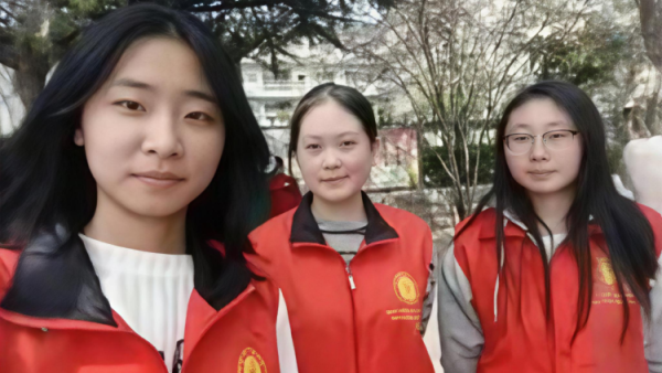 爱心护学岗暖心护成长 2026年4月阳泉市市义工联合会在北大街小学的校门外协助交警护送学生安全进入学校共同维护校园周边交通秩序守护小学生的上学平安路