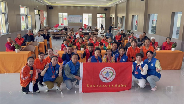 母亲节快乐----长治市小雨点公益志愿者协会组织志愿者一起来到关村敬老院为她们送去了祝福和她们共同渡过了一个快乐的母亲节