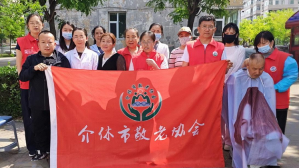志愿服务进社区健康活动暖人心 2026年5月13日介休市敬老协会志愿者走进北坛街道崇文街社区为社区所有老人爱心理发义诊用最纯粹的善意守护老人的晚年时光