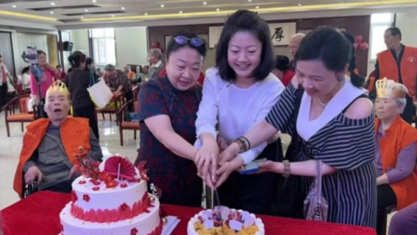 情暖母亲节寿宴伴芳华｜太原市比家美社区养老服务中心母亲节联欢会暨长者集体生日会温情落幕让长辈们在热闹欢聚中感受温暖与关怀