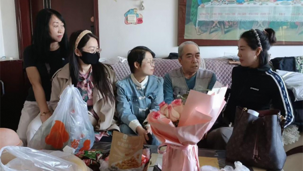太原市烛光志愿服务中心组织常年陪伴志愿者携手爱心人士李旭英开展入户慰问特殊家庭老人活动为长期结对帮扶的老年群体送去贴心关怀与温暖问候