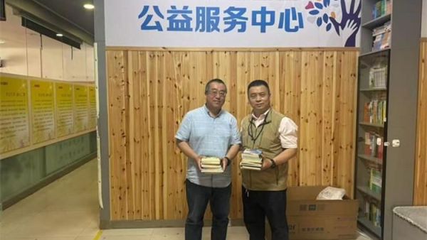 感谢山西润辉恒业科技有限公司李玉刚来太原市安健儿公益服务中心看望孤独症孩子们并带来许多好看的书