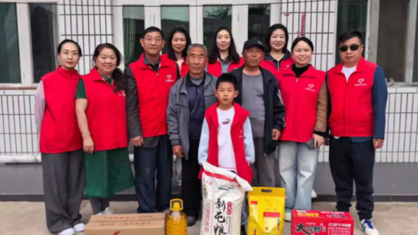五月传温情公益暖桑榆 长治圆梦公益协会的志愿者们带着满满的关怀与物资走进长治县白家沟村为困难老人残疾家庭送去温暖与慰藉用实际行动传递公益力量