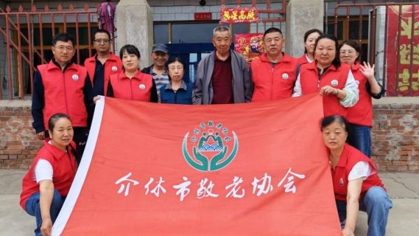 介休市敬老协会志愿者走进绵山镇兴地村入户80岁特困王金泉老人家里为老人打扫室内外卫生理发做饭包饺子