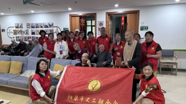 关爱老人让爱的鲜花继续传递 阳泉市义工联合会组织义工在恒爱仁和为老服务院开展为老人理发洗头洗脚剪指甲陪他们聊天听老人讲过去的故事等系列服务