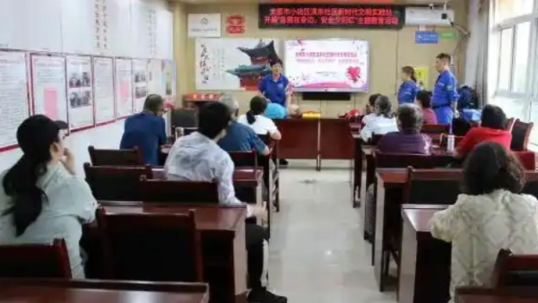 太原市小店区平阳路街道滨东社区新时代文明实践站联合山西蓝天救援队共同开展了一场急救在身边安全夕阳红主题公益教育活动