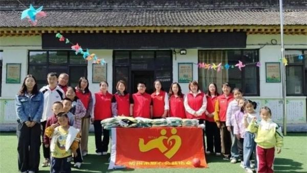 情系深山育桃李善行助学暖童心----忻州市爱心公益协会走进五台山杨柏峪小学为山区学子送去崭新校服生活物资与暖心陪伴
