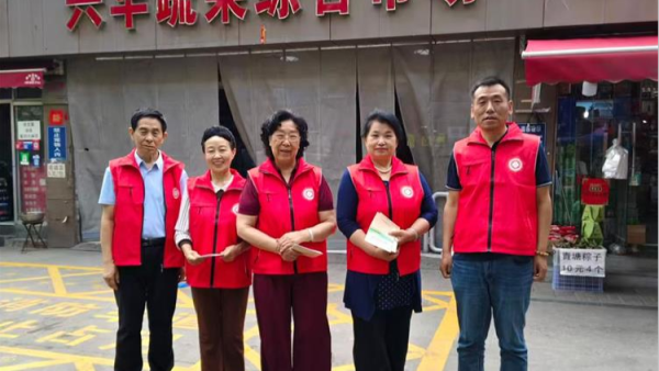 太原学花志愿服务中心走进兴华蔬菜综合市场开展食安伴我行健康你我他宣讲活动发放食品安全与营养健康资料近千份