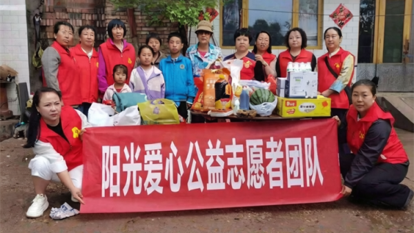 风雨无阻送温暖阳光公益暖人心 忻州阳光爱心公益团队志愿者来到忻府区庄磨镇新社村走访慰问一户特殊的困难家庭送上米面粮油方便食品生活必需品还送上了600元爱心慰问金