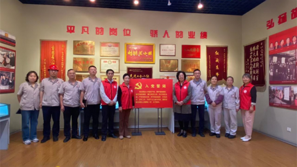 太原学花志愿服务中心志愿者在太重园区访问刘胡兰小组组长张清萍参观了刘胡兰小组事迹陈列室走进太重职工食堂对工作人员进行食品安全工作宣传及如何选购安全食品进行培训