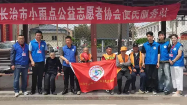 岁月静好春光可待 长治市小雨点公益志愿者协会来到协会所在地堠北庄街道杨暴村为村民开展便民服务免费理发量血压