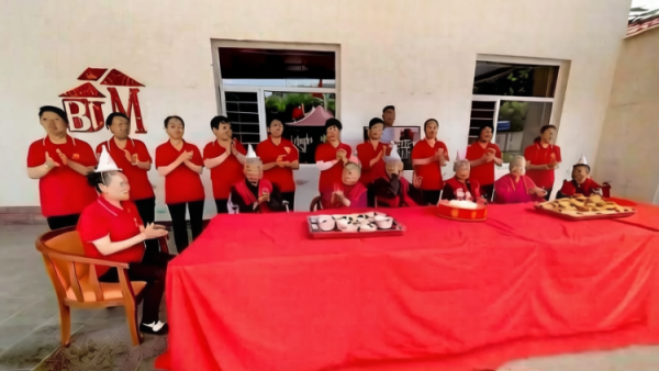 爱与温暖的汇聚----太原市杏花岭区比家美慈爱养护院2026年五月集体生日会向寿星们致以生日的问候祝愿他们生日快乐健康长寿