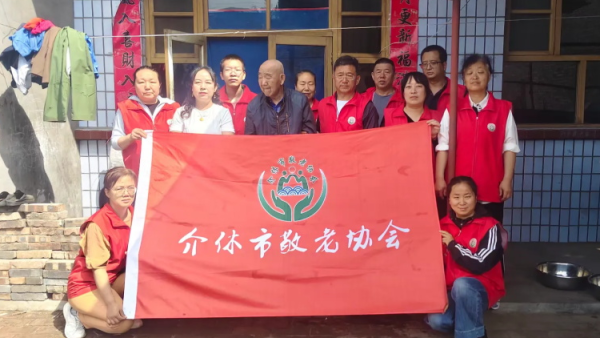 介休市敬老协会志愿者走进洪山镇上曹麻村入户88岁胡有宁老人家中为老人打扫室内外卫生刷洗锅碗瓢盆理发洗漱剪指甲做饭包饺子