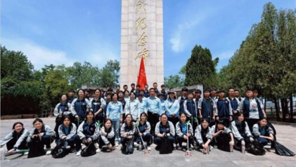 拾起美好登顶未来----武乡县新世纪文武学校初三毕业季净山行动学生们手持垃圾袋垃圾夹捡拾路边的塑料瓶包装袋烟头等垃圾师生们用行动践行文明让环保理念扎根心底