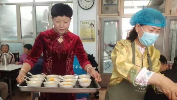 长治市小雨点公益志愿者协会副会长王新丽5月26日公益服务中的温暖日常带来了10件黄桃罐头捐赠给雨花斋二部