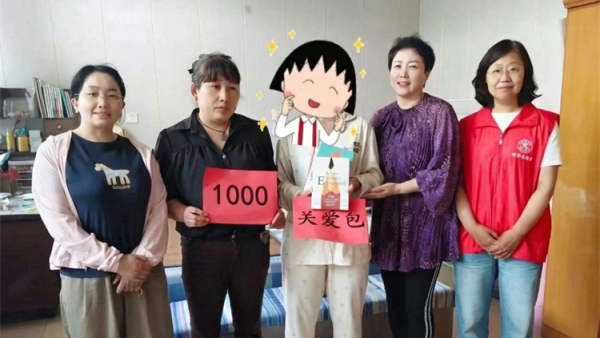 妇联暖童心深情伴童行----忻府区妇联以爱守护少年成长与爱心妈妈志愿服务队走进一户户普通的家庭赠送崭新的书籍崭新的文具小小的跳绳轻轻递入孩子们的手中