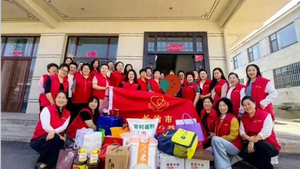 以爱为名步履不停----长治市爱心妈妈志愿服务协会的爱心妈妈们奔赴屯留为单亲妈妈两个尚未长大的孩子贫困家庭送帮扶大米面粉食用油衣物及12000元捐款