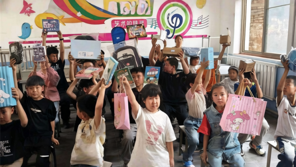 汇聚微薄爱心成全孩童心愿｜文水县多方联动开展六一微心愿圆梦行动文水县爱心帮扶志愿者协会在北张乡西宜亭学校为困境儿童送上节日的温暖与祝福