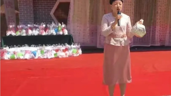 长治市小雨点公益志愿者协会王新丽副会长组织明珠幼儿园六一公益义卖活动本次义卖活动共筹集善款1100元所有善款将全部用于启明星智障儿童为他们送去温暖与关怀