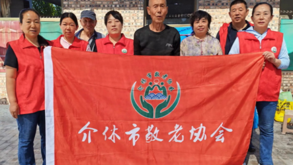 介休市敬老协会志愿者走进义安镇北盐场村入户80岁曹逢福老人家中为老人打扫室内外卫生理发做饭包饺子