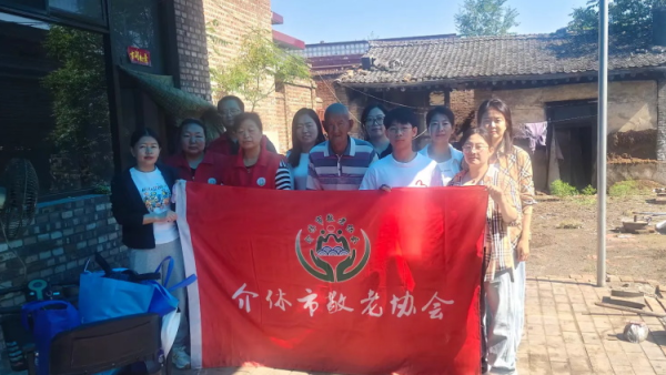 介休市敬老协会志愿者走进义安镇北辛武村入户87岁刘兆元老人家中为老人打扫室内外卫生刷洗锅碗瓢盆理发做饭包饺子