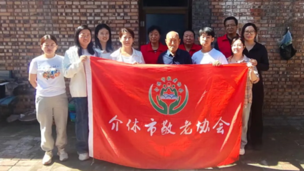 介休市敬老协会走进义安镇北辛武村入户88岁郭树信老人家中为老人打扫室内外卫生刷洗锅碗瓢盆理发做饭包饺子